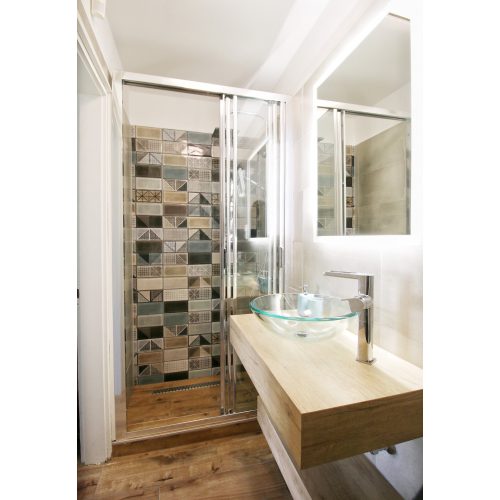 Ledes tükör háttér világítással