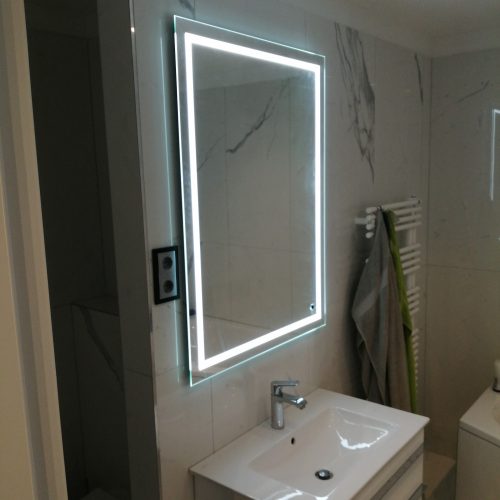 LED tükör 60x80 cm kőrben világító sávval
