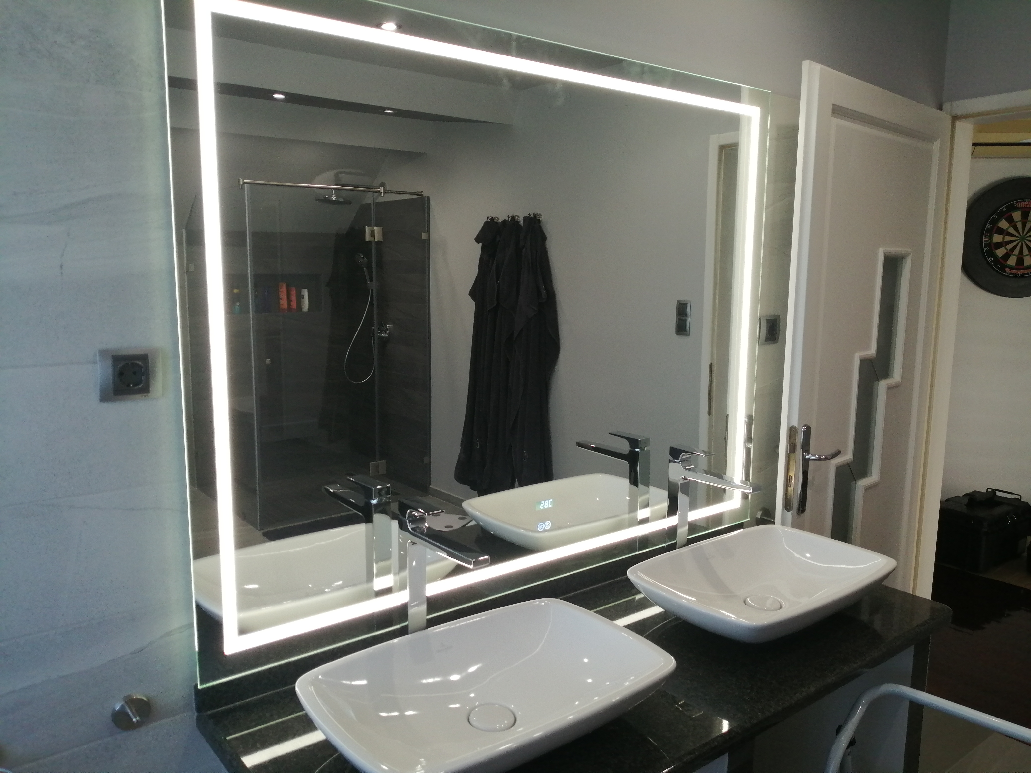 Dupla mosdós tükör külső tükörvilágítással kombinálva